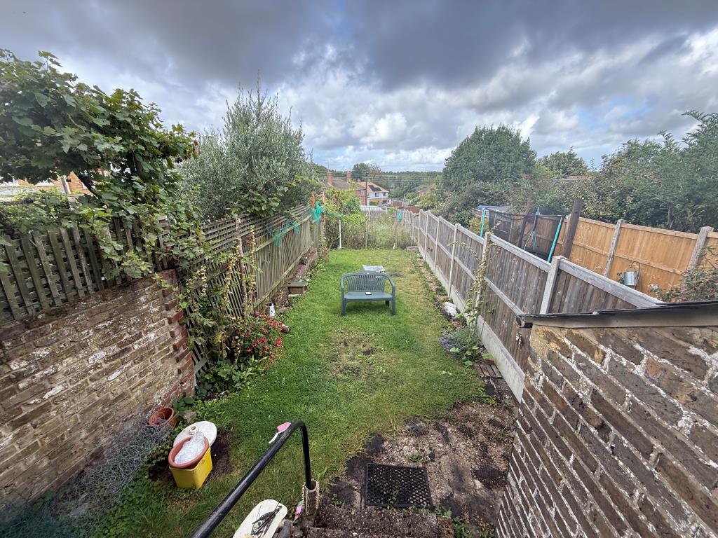 Lot: 71 - FREEHOLD TWO-BEDROOM TERRACE HOUSE - Garden